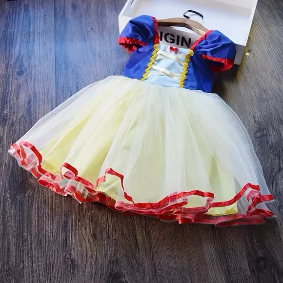 Snow White Dress multiple sizes - Picture 2 of 13